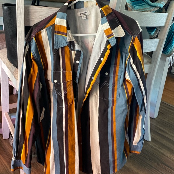 Wrangler Tops - Women’s wrangler button down LARGE